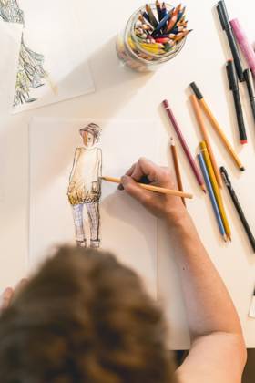 Top view at a Fashion designer, the a Fashion sketch draws vertical Recording Copyright: imageBROKER ValeriaxVenezia ibxvve09967667.jpg ,model released, Symbolfoto ,property released