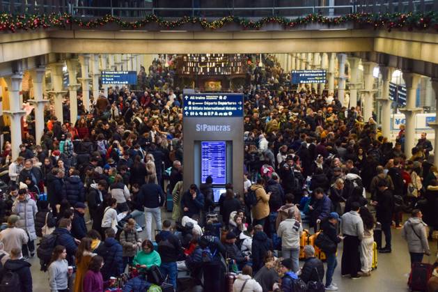 Bilder des Jahres 2023, News 12 Dezember News Themen der Woche KW52 December 30, 2023, London, England, UK: Crowds of passengers await information at St Pancras International as Eurostar services are cancelled due to flooding ahead of New Yearâ€⠢s Eve. London UK - ZUMAv130 20231230_zip_v130_002 Copyright: xVukxValcicx