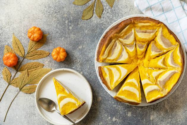 IMAGO Creative, Herbst, Food, Pumpkin Pie Pumpkin cottage cheese casserole pie Zebra, striped casserole with cheese, chocolate and pumpkin on stone background. Healthy autumn dessert for breakfast. View from above. Pumpkin cottage cheese casserole pie Zebra, striped casserole with cheese, chocolate and pumpkin on stone background. Healthy autumn dessert for breakfast. View from above. Copyright: xZoonar.com ELENAxHRAMOVAx 20741153