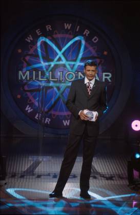 Günther Jauch Who will Millionaire Günther Jauch provides the Initial question the Participants in its Quiz show Who will Millionaire , Germany Cologne 2001 , Hürth NRW Germany Copyright: HempelxDigital HEM_880000393 Nur redaktionelle Nutzung. Editorial usage only. HEM_880000393 EDITORIAL USE ONLY