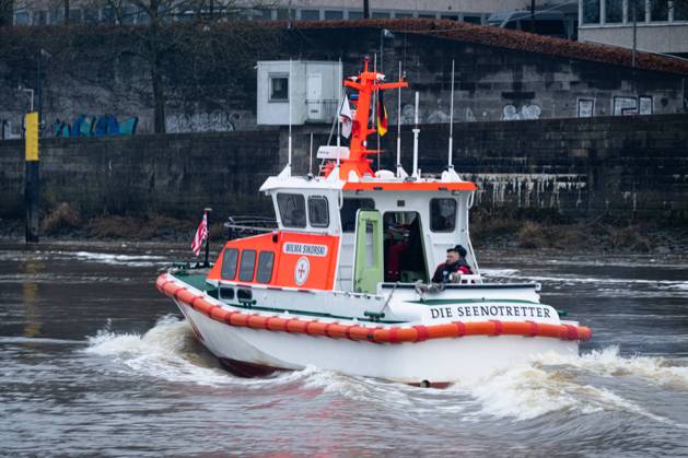 195 Ice bet from 1829, traditional Bremen ice bet test to see if the Weser is frozen over, Martinianleger below the Martinikirche, Bremen 06 01 2024, the DGzRS sea rescuers on the rescue boat Wilma Sigorski Bremen Martinianleger, Bremen city center Germany Eiswette 6.1.24 LR-3486