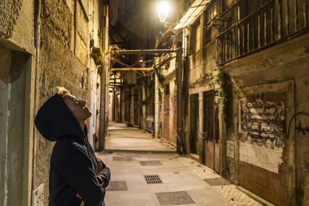 Lonely Woman at a nocturnal City tour, Coimbra Copyright: imageBROKER JacekxSopotnicki ibxjas09917293.jpg ,model released, Symbolfoto ,property released