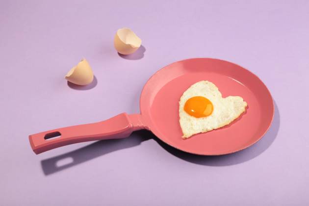 Pink frying pan and egg in heart shape. Valentine s day Mykolaiv, Mykolaiv Oblast, Ukraine R_JYPM220204-918971-01