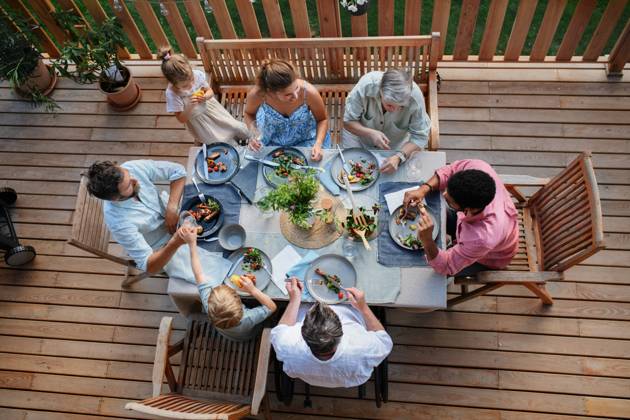 Top view of 3 generations family eating at barbecue party dinner on patio, people sitting at table on patio with grill. A top view of 3 generations family eating at barbecue party dinner on patio, people sitting on patio with grill. model released Copyright: xx HHH FAMILY GRILL BODOVCI 2022 HHH 313