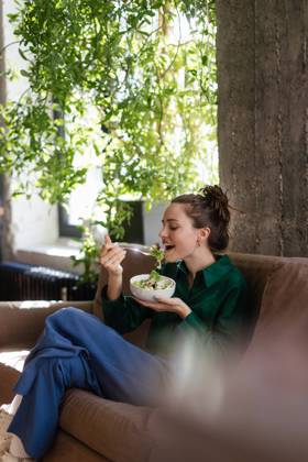Young woman eating salad in an office. Young woman having lunch in the office. model released Copyright: xx HHH NEW BUSINESS 2023 HHH 359.jpeg