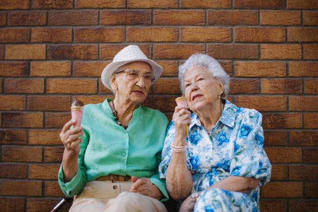 Portrait of two senior female friends in the city, eating ice cream on a hot summer day. Portrait of two senior female friends in the city, eating ice cream on a hot summer day. Elderly ladies on summer vacation in the city. Pensioners on group trip. Concept of senior vacation and travel groups, clubs. model released Copyright: xx HHH SENIOR URBAN GARDEN 2023 HHH 010