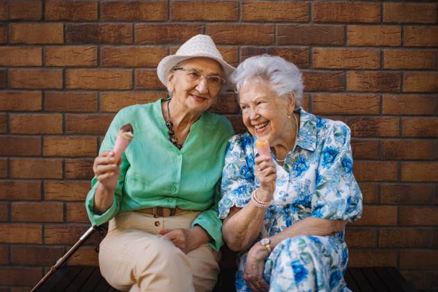 Portrait of two senior female friends in the city, eating ice cream on a hot summer day. Portrait of two senior female friends in the city, eating ice cream on a hot summer day. Elderly ladies on summer vacation in the city. Pensioners on group trip. Concept of senior vacation and travel groups, clubs. model released Copyright: xx HHH SENIOR URBAN GARDEN 2023 HHH 012.jpeg