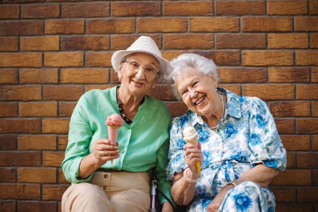 Portrait of two senior female friends in the city, eating ice cream on a hot summer day. Portrait of two senior female friends in the city, eating ice cream on a hot summer day. Elderly ladies on summer vacation in the city. Pensioners on group trip. Concept of senior vacation and travel groups, clubs. model released Copyright: xx HHH SENIOR URBAN GARDEN 2023 HHH 014