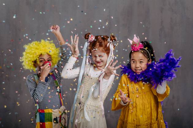 IMAGO Creative, Gesellschaft, Fasching Portrait of three children in funny costumes, studio shoot. Portrait of three children in funny costumes. model released Copyright: xx HHH STUDIO KIDS DIVERSITY 2023 HHH 284