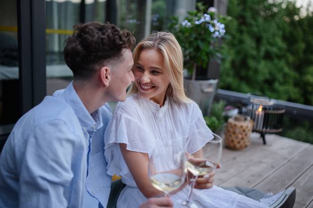 Young couple clinking with wine outdoors, weekend away in tiny house in countryside, sustainable living. A young couple clinking with wine outdoors, weekend away in tiny house in countryside, sustainable living. model released Copyright: xx HHH TINY HOUSE LIVING 2022 HHH 516