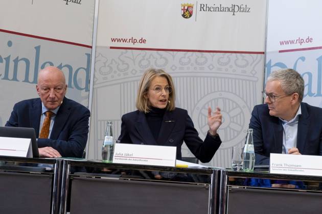 Pressekonferenz des Rates fuer die zukuenftige Entwicklung des oeffentlich-rechtlichen Rundfunks am Donnerstag (18.01.2024) in Berlin. (Foto v.l.: Roger de Weck Publizist, Generaldirektor der Schweizerischen Radio- und Fernsehgesellschaft (SRG) a.D., Zuerich; Julia Jaekel (Jäkel) Aufsichtsraetin, Medienmanagerin, Hamburg; Sprecher des Zukunftsrates Frank Thomsen) Der Zukunftsrat fuer ARD und ZDF hat einen weitreichenden Umbau des oeffentlich-rechtlichen Rundfunks empfohlen. Dieser muesse digitaler und effizienter werden und seinen Auftrag besser erfuellen, hiess es in dem am Donnerstag in Berlin uebergebenen Bericht des Gremiums. Der Rat wurde im vergangenen Maerz von der Rundfunkkommission der Bundeslaender mit dem Ziel eingesetzt, Perspek Copyright: epd-bild RolfxZoellner _DSF3608