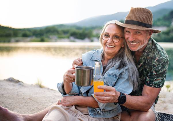 Happy senior couple on hiking trip on summer holiday, relaxing by lake. A happy senior couple on hiking trip on summer holiday, relaxing by lake. model released Copyright: xx Family_Lake_Holidays_2021_278