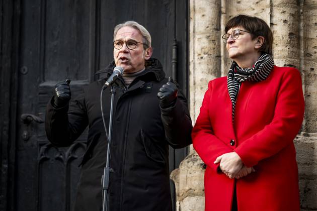 19 01 2024 Jena The Thuringian Minister of the Interior and Local Government, Georg Maier SPD , and the Federal Chairwoman of the SPD, Saskia Esken SPD , speak in front of St. Michaels Church in Jena As part of nationwide demonstrations, a demonstration was held in Jena Thuringia on 19 J