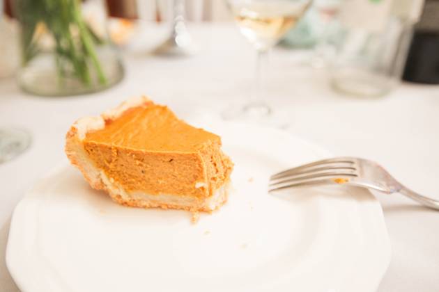 IMAGO Creative, Herbst, Food, Pumpkin Pie Pumpkin Pie on White Plate with Bite Taken Hydes, Maryland, United States R_KPXG231201-1299466-01