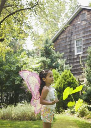 IMAGO Creative: Sommer, Sommertage im Garten Hispanic girl in butterfly costume with jar Huntington Station, NY, 21.12.2023, model released, TTBB_BLD066939.jpg, 4-5 years, backyard, butterfly, carefree, catching, childhood, color image, costume, curiosity, day, discovery, dress up, elementary age, exploring, fun, girl, house, insect, jar, latin american and hispanic ethnicity, latina, leisure activity, lens flare, one girl only, one person, outdoors, people, photography, profile, searching, serious, side view, standing, summer, three quarter length, vertical, weekend activities, wings, yard, minority, minoritiesabode, apparel, bug, capturing, cheerful, child, children, clothes, clothing, color, colour, container, curious, daylight, daytime, discovering, dress-up, dressing up, dressup Copyright: xJGI JamiexGrillx