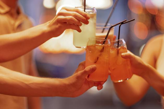 Closeup of female and male hands holding glasses with cocktails with ice and clicking them. Friends make a festive toast with delicious citrus drinks through a straw. Closeup of female and male hands holding glasses with cocktails with ice and clicking them. Friends make a festive toast with delicious citrus drinks through a straw. Party, birthday, vacation concept ,model released, Symbolfoto Copyright: xZoonar.com DashaxPetrenkox 20902446 ,model released, Symbolfoto ,property released