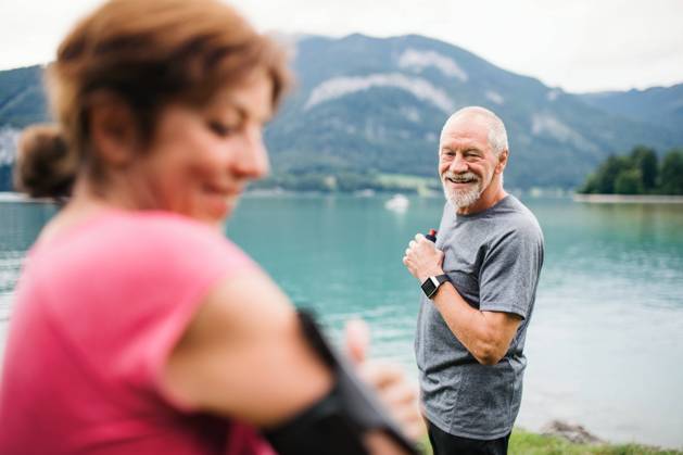 Senior pensioner couple runners with smartphone by lake in nature. Senior pensioner couple runners with smartphone by lake in nature, resting. model released Copyright: xx Austria_Cvancarovci_II_2019_672