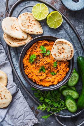 IMAGO Creative, Food, Brot, Naan Homemade vegan Harissa carrot and lentil spread or dip with flatbread and cucumber Homemade vegan Harissa carrot and lentil spread or dip with flatbread and cucumber Copyright: xZoonar.com IngridxBalabanovax 20959956