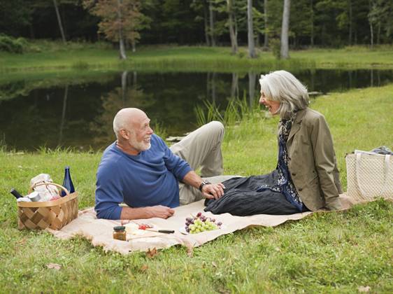 Older couple relaxing at picnic in park Accord, New York, USA, 21.12.2023, model released, TTBB_BLD170626.jpg, 55-59 years, 65-69 years, accord, aging, authentic, authenticity, beauty in nature, bonding, boyfriend, calm, caucasian, color image, conversation, copy space, countryside, day, enjoying, enthusiasm, environment, foliage, food and drink, forest, fun, getting away from it all, girlfriend, grass, happy, heterosexual couple, horizontal, husband, lake, laughing, lawn, leisure activity, lifestyle, looking, love, man, mature adult, mature women, nature, new york, older, outdoors, park, peace, people, photography, picnic, picnic basket, picnic blanket, pond, quality time, real people, recreation, relaxation, retirement, romance, rural sc Copyright: xAlbertoxGuglielmix