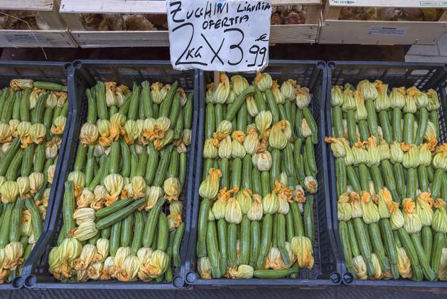 Freshness Zucchini in Boxes before a Vegetable shop in the Old town, Genoa, Italy, Europe Copyright: imageBROKER HelmutxMeyerxzurxCapellen iblmzc09995276.jpg