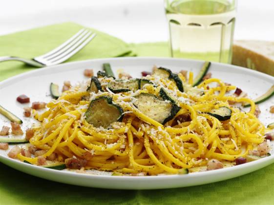 Close up of pasta with zucchini and cheese Milan, Lombardy Metro City of Milan, Italy, 21.12.2023, TTBB_BLD185624.jpg, bacon bit, cheese, close up, color image, focus on foreground, food and drink, horizontal, nobody, pasta, photography, spaghetti, spaghetti alla carbonara con zucchine, still life, studio shot, white background, zucchini, carbohydrate, close-up, closeup, color, colour, courgette, dairy, food, gourd, italian, squash, still-life, studio, vegetable, Copyright: xWalterxZerlax