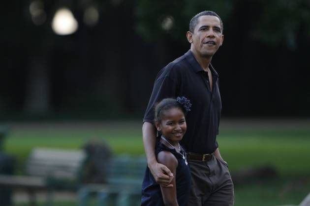 Obama Vacation in Hawaii Honolulu, HI - January 3, 2009 -- United States President Barack Obama and his youngest daughter Sasha, 8, walks by the White-handed Gibbon exhibit at the Honolulu Zoo on Sunday, January 3, 2009 in Honolulu, Hawaii. Obama and his family arrived in his native Hawaii December 24 for a low-key vacation. .Credit: Kent Nishimura Pool via CNP Honolulu Hawaii United States of America EDITORIAL USE ONLY Copyright: xx KN_OBAMA_008 KentxNishimurax cnpphotos023024