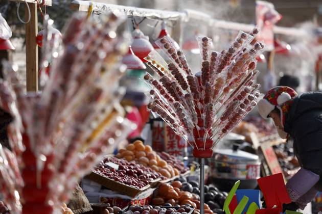 MUDANJIANG, CHINA - JANUARY 24: A vendor sells ice-sugar gourd at the China Snow Town scenic area on January 24, 2024 in Mudanjiang, Heilongjiang Province of China.  Copyright: xChinaxNewsxServicex 111477351707