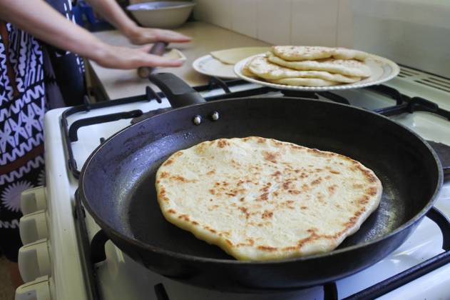 IMAGO Creative, Food, Brot, Naan Fiji Indo-Fijian woman cooking homemade Naan bread in the kitchen. Indian food. Fiji - Republic of Fiji EDITORIAL USE ONLY Copyright: xx RafaelxBen-Arix cewitness038138