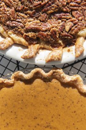IMAGO Creative, Herbst, Food, Pumpkin Pie Pumpkin and pecan pies on a cooling rack , 20.12.2023, TTBB_ti0002_03736.jpg, Pecan,Thanksgiving,American Culture,Food And Drink,Traditional Culture,Celebration,Studio Shot,Color Image,Vertical,Directly Above,Close-up,No People,Still Life,Three Objects,White Background,Pie,Cooling,Rack,Nut,Baked,Ready To Eat,Dessert,Sweet Food,Indulgence,Pumpkin Copyright: xJamiexGrillxAtlasx