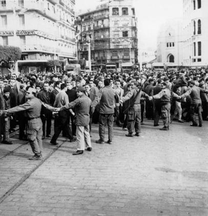 Days of barricade in Algiers (demonstrations in favour of French Algeria) January 28, 1960 during war in Algeria war 1707053 Days of barricade in Algiers (demonstrations in favour of French Algeria) January 28, 1960 during war in Algeria war. Copyright: xBridgemanxImagesx 1707053