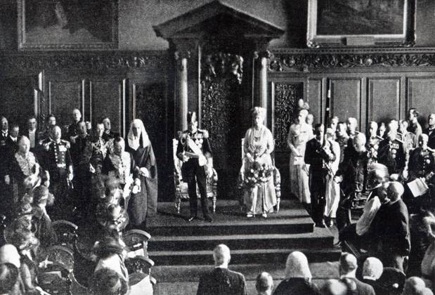 The King making his appeal for peace to the people of Ireland in the City Hall, illustration from The Queen , July 2nd 1921 (b w photo) XJF347933 The King making his appeal for peace to the people of Ireland in the City Hall, illustration from The Queen , July 2nd 1921 (b w photo) by English Photographer, (20th century); Private Collection; (add.info.: King George V (1865-1936) of the United Kingdom; Queen Mary of Teck (1867-1953); Edward, Prince of Wales (1894-1972);). Copyright: xBridgemanxImagesx 347933