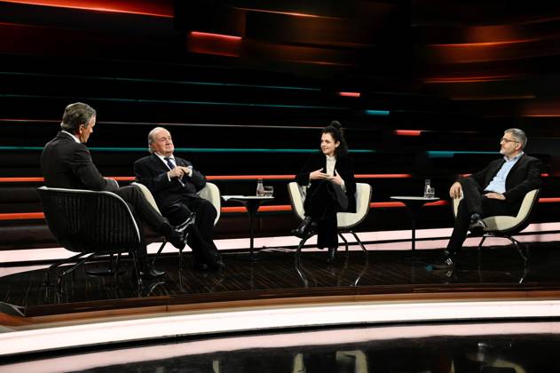 Talkrunde bei Markus Lanz , ZDF 11 23 her Markus Lanz, Ivar Buterfas-Frankenthal, Hanna Veiler und Mehmet Can (v. li.) am 16. November 2023 in Markus Lanz , ZDF (Aufzeichnung vom 13. November) TV Fernsehen Talkshow Talk Show Deutschland deutsch deutsche deutscher Mann Männer Frau Studentin Aktivistin Publizistin Vorsitzende Jüdische Studierendenunion Deutschlands JSUD Holocaustüberlebender Holocaust Überlebender Boxveranstalter Bauunternehmer Unternehmer Pädagoge Rütli Schule Berlin Neukölln Lehrer Journalist Journalismus Moderator Moderation Autor Fotografie Fotograf german female student activist journalism host presenter photographer author entrepeneur author survivor teacher quer ganz sitzend sprechend gestikulierend zuhörend