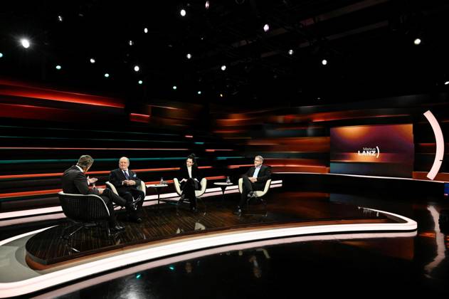 Talkrunde bei Markus Lanz , ZDF 11 23 her Markus Lanz, Ivar Buterfas-Frankenthal, Hanna Veiler und Mehmet Can (v. li.) am 16. November 2023 in Markus Lanz , ZDF (Aufzeichnung vom 13. November) TV Fernsehen Talkshow Talk Show Deutschland deutsch deutsche deutscher Mann Männer Frau Studentin Aktivistin Publizistin Vorsitzende Jüdische Studierendenunion Deutschlands JSUD Holocaustüberlebender Holocaust Überlebender Boxveranstalter Bauunternehmer Unternehmer Pädagoge Rütli Schule Berlin Neukölln Lehrer Journalist Journalismus Moderator Moderation Autor Fotografie Fotograf german female student activist journalism host presenter photographer author entrepeneur author survivor teacher quer ganz sitzend sprechend gestikulierend zuhörend