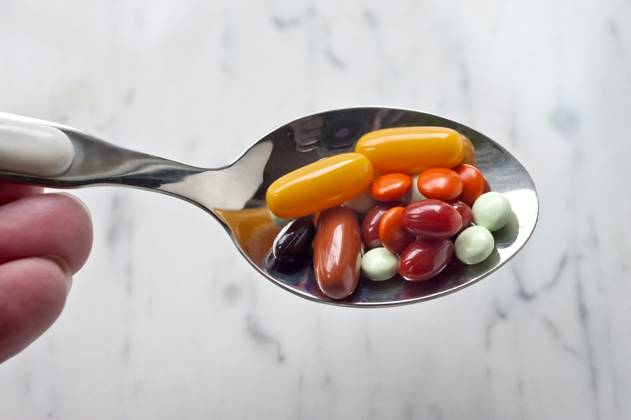 dietary supplements are food 20240210ad708 medication medicine drug drug deficiency pharmacy remedy pharmaceutical preparation disease tablets pharmacy, pharmaceutical industry health care, pills health products additional vitamins minerals spoon tablespoon Hamburg Hamburg Germany Germany Copyright: xAchimxDuwentästerx