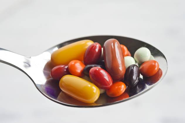 dietary supplements are food 20240210ad723medicines medicine drug drug deficiency pharmacy remedy pharmaceutical preparation disease tablets pharmacy, pharmaceutical industry health care, pills health products additional vitamins minerals spoon tablespoon Hamburg Hamburg Germany Germany Copyright: xAchimxDuwentästerx