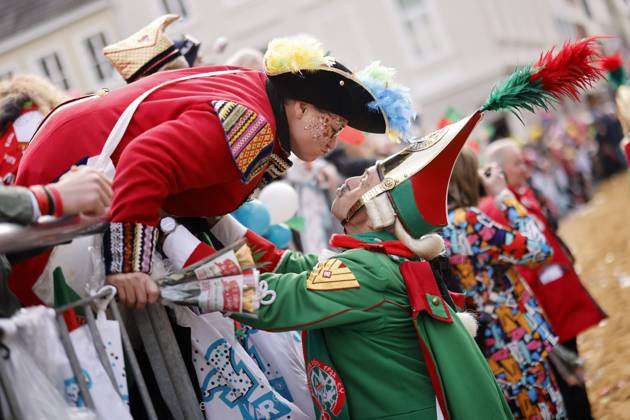 The Cologne Rose Monday parade 2024 under the motto Wat e Theater wat e Jeckespill to be seen on Severinstraße in the southern part of Cologne Theme picture, symbolic picture Cologne, 12 02 2024 NRW Germany Copyright: xChristophxHardtx