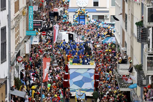 The Cologne Rose Monday parade 2024 under the motto Wat e Theater wat e Jeckespill to be seen on Severinstraße in the southern part of Cologne Theme picture, symbolic picture Cologne, 12 02 2024 NRW Germany Copyright: xChristophxHardtx