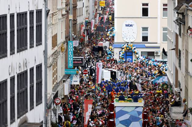 The Cologne Rose Monday parade 2024 under the motto Wat e Theater wat e Jeckespill to be seen on Severinstraße in the southern part of Cologne Theme picture, symbolic picture Cologne, 12 02 2024 NRW Germany Copyright: xChristophxHardtx