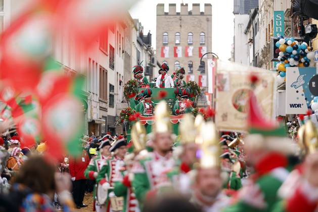 The Cologne Rose Monday parade 2024 under the motto Wat e Theater wat e Jeckespill to be seen on Severinstraße in the southern part of Cologne Theme picture, symbolic picture Cologne, 12 02 2024 NRW Germany Copyright: xChristophxHardtx