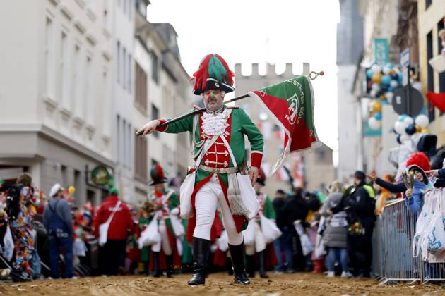 The Cologne Rose Monday parade 2024 under the motto Wat e Theater wat e Jeckespill to be seen on Severinstraße in the southern part of Cologne Theme picture, symbolic picture Cologne, 12 02 2024 NRW Germany Copyright: xChristophxHardtx