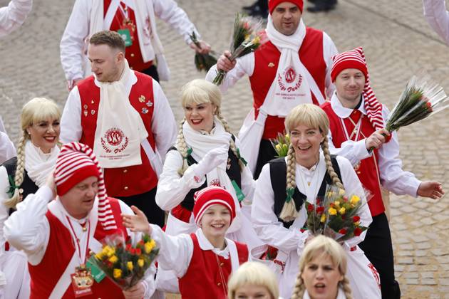 The Cologne Rose Monday parade 2024 under the motto Wat e Theater wat e Jeckespill to be seen on Severinstraße in the southern part of Cologne Theme picture, symbolic picture Cologne, 12 02 2024 NRW Germany Copyright: xChristophxHardtx