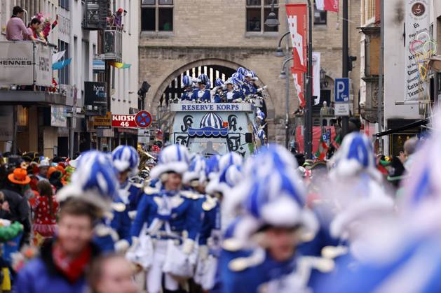 The Cologne Rose Monday parade 2024 under the motto Wat e Theater wat e Jeckespill to be seen on Severinstraße in the southern part of Cologne Theme picture, symbolic picture Cologne, 12 02 2024 NRW Germany Copyright: xChristophxHardtx