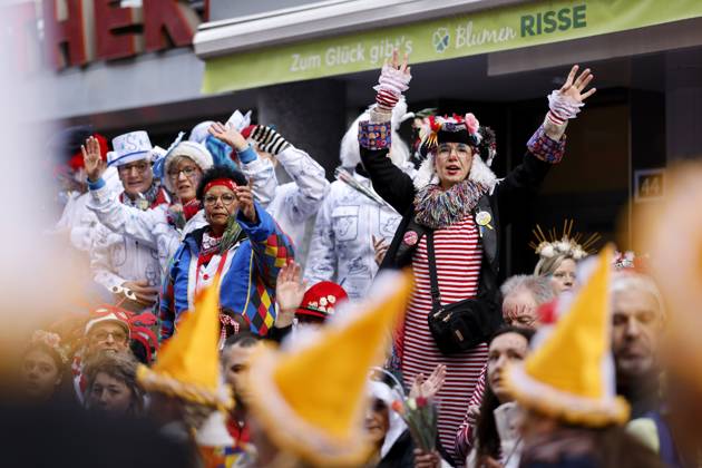 The Cologne Rose Monday parade 2024 under the motto Wat e Theater wat e Jeckespill to be seen on Severinstraße in the southern part of Cologne Theme picture, symbolic picture Cologne, 12 02 2024 NRW Germany Copyright: xChristophxHardtx