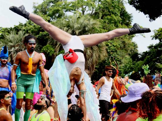 RIO DE JANEIRO, RJ - 13.02.2024: CORTEJO DA ORQUESTRA VOADORA 2024 - In its 15th CARNIVAL, the Fanfarra Orquestra Voadora, whose theme was: Debutante Carnival, attracted hundreds of revelers this Tuesday afternoon (13) at Aterro do Flamengo in the South Zone of Rio de Janeiro. With a very democratic and inclusive footprint, the Block had a wing of circus artists, performers, waders, and a wing for people with some type of disability. x2495353x  AlexandrexSilva