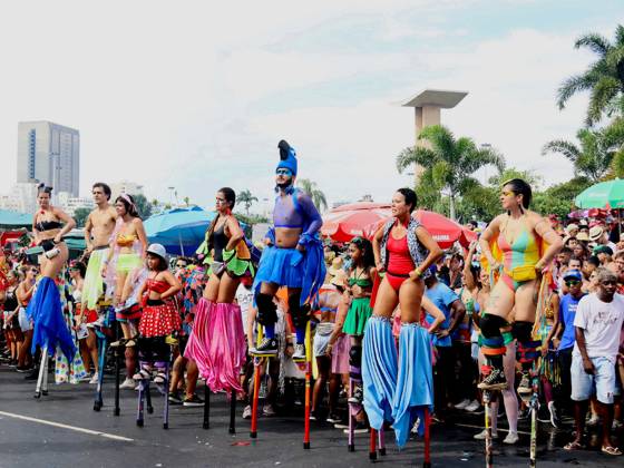 RIO DE JANEIRO, RJ - 13.02.2024: CORTEJO DA ORQUESTRA VOADORA 2024 - In its 15th CARNIVAL, the Fanfarra Orquestra Voadora, whose theme was: Debutante Carnival, attracted hundreds of revelers this Tuesday afternoon (13) at Aterro do Flamengo in the South Zone of Rio de Janeiro. With a very democratic and inclusive footprint, the Block had a wing of circus artists, performers, waders, and a wing for people with some type of disability. x2495364x  AlexandrexSilva