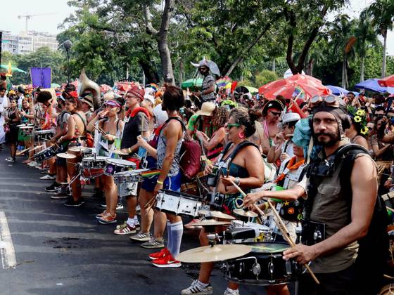 RIO DE JANEIRO, RJ - 13.02.2024: CORTEJO DA ORQUESTRA VOADORA 2024 - In its 15th CARNIVAL, the Fanfarra Orquestra Voadora, whose theme was: Debutante Carnival, attracted hundreds of revelers this Tuesday afternoon (13) at Aterro do Flamengo in the South Zone of Rio de Janeiro. With a very democratic and inclusive footprint, the Block had a wing of circus artists, performers, waders, and a wing for people with some type of disability. x2495368x  AlexandrexSilva