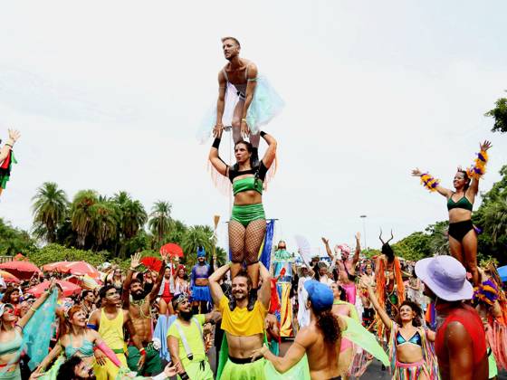 RIO DE JANEIRO, RJ - 13.02.2024: CORTEJO DA ORQUESTRA VOADORA 2024 - In its 15th CARNIVAL, the Fanfarra Orquestra Voadora, whose theme was: Debutante Carnival, attracted hundreds of revelers this Tuesday afternoon (13) at Aterro do Flamengo in the South Zone of Rio de Janeiro. With a very democratic and inclusive footprint, the Block had a wing of circus artists, performers, waders, and a wing for people with some type of disability. x2495381x  AlexandrexSilva