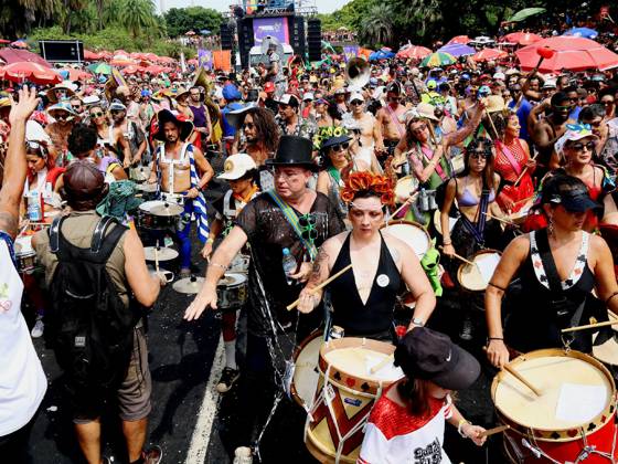RIO DE JANEIRO, RJ - 13.02.2024: CORTEJO DA ORQUESTRA VOADORA 2024 - In its 15th CARNIVAL, the Fanfarra Orquestra Voadora, whose theme was: Debutante Carnival, attracted hundreds of revelers this Tuesday afternoon (13) at Aterro do Flamengo in the South Zone of Rio de Janeiro. With a very democratic and inclusive footprint, the Block had a wing of circus artists, performers, waders, and a wing for people with some type of disability. x2495388x  AlexandrexSilva