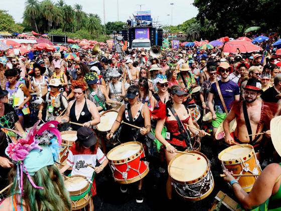 RIO DE JANEIRO, RJ - 13.02.2024: CORTEJO DA ORQUESTRA VOADORA 2024 - In its 15th CARNIVAL, the Fanfarra Orquestra Voadora, whose theme was: Debutante Carnival, attracted hundreds of revelers this Tuesday afternoon (13) at Aterro do Flamengo in the South Zone of Rio de Janeiro. With a very democratic and inclusive footprint, the Block had a wing of circus artists, performers, waders, and a wing for people with some type of disability. x2495389x  AlexandrexSilva