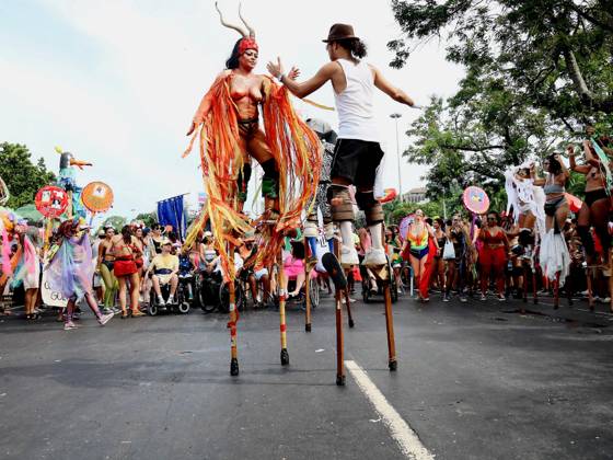 Entertainment Bilder des Tages RIO DE JANEIRO, RJ - 13.02.2024: CORTEJO DA ORQUESTRA VOADORA 2024 - In its 15th CARNIVAL, the Fanfarra Orquestra Voadora, whose theme was: Debutante Carnival, attracted hundreds of revelers this Tuesday afternoon (13) at Aterro do Flamengo in the South Zone of Rio de Janeiro. With a very democratic and inclusive footprint, the Block had a wing of circus artists, performers, waders, and a wing for people with some type of disability. x2495402x  AlexandrexSilva